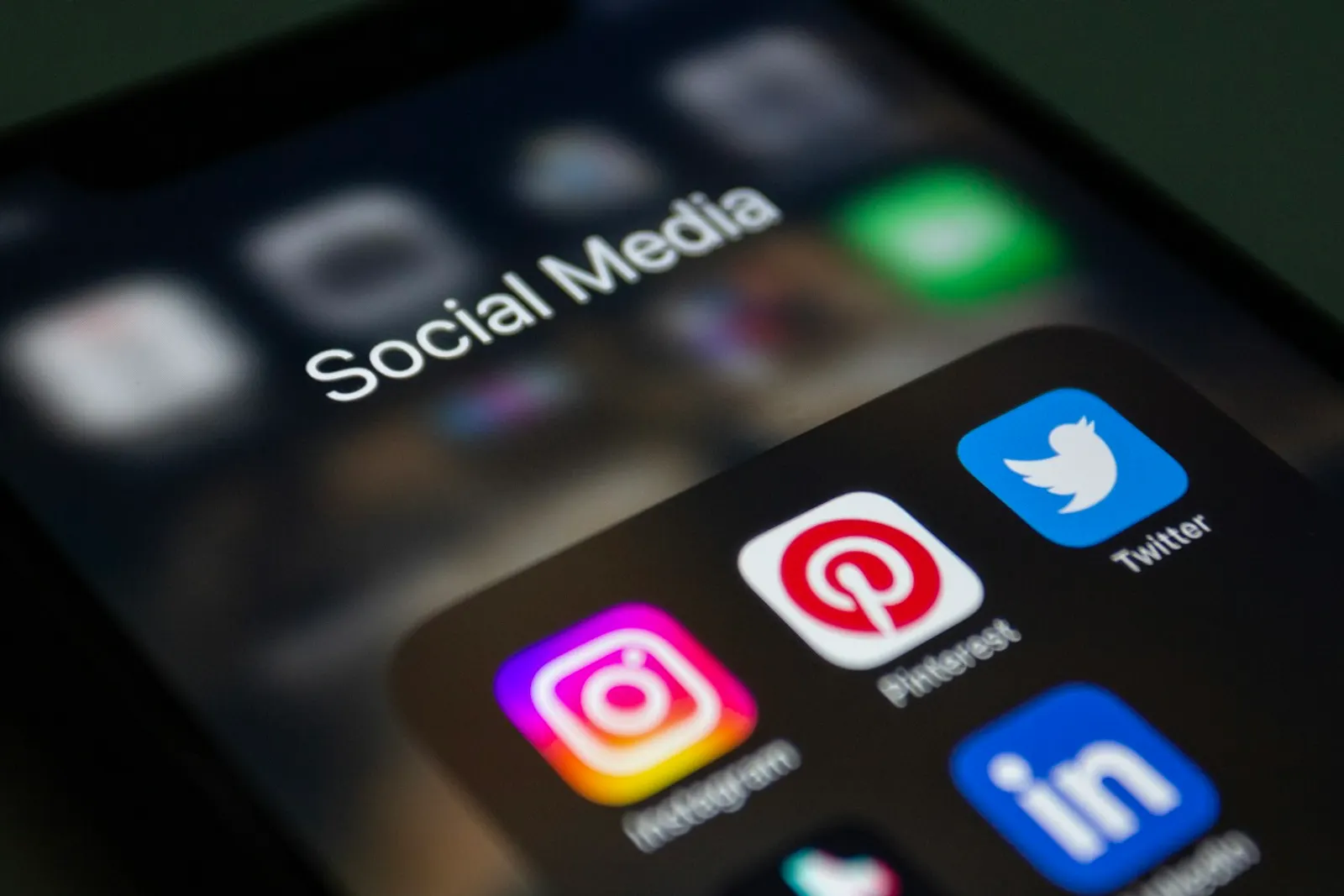 โฟลเดอร์ Social Media บนหน้าจอโทรศัพท์ มีแอป Instagram, Pinterest, Twitter และ LinkedIn